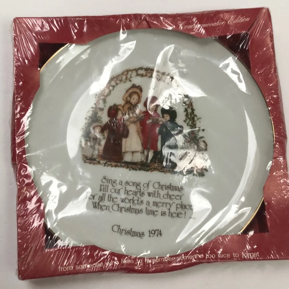 Vintage Holly Hobbie Commemorative Edition Collectible Christmas‎ Plate 1974 NWT